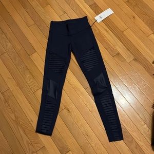 ALO YOGA MOTO LEGGING